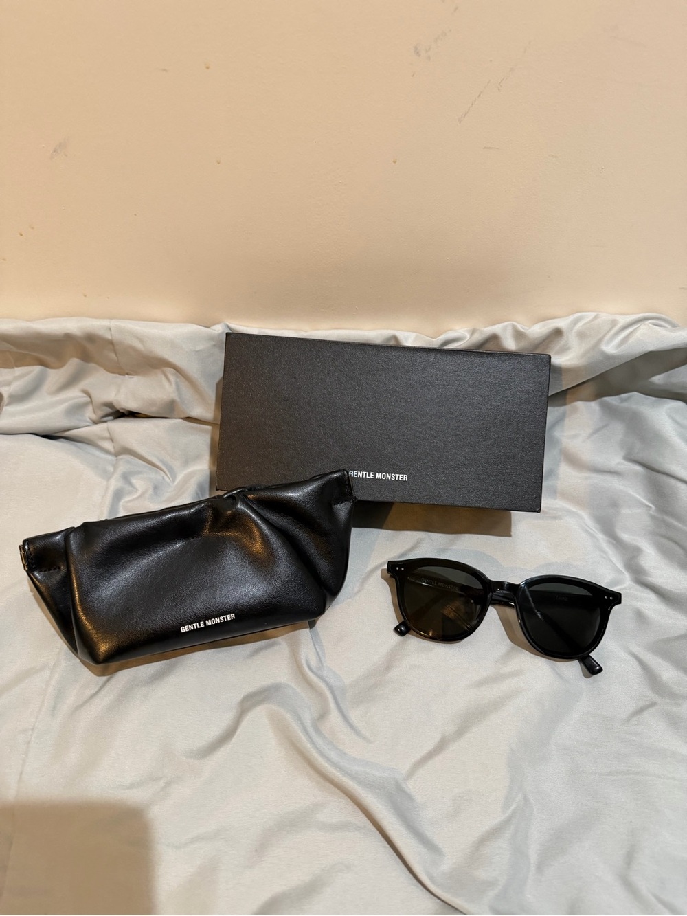 GENTLE MONSTER Glossy Black Round-Edge Sunglasses

100% authentic